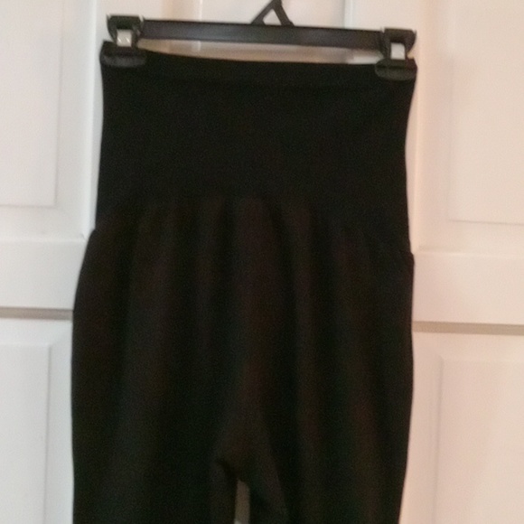 Motherhood Maternity Leggings Black Size L Bouching at Leg Hem - Picture 6 of 10